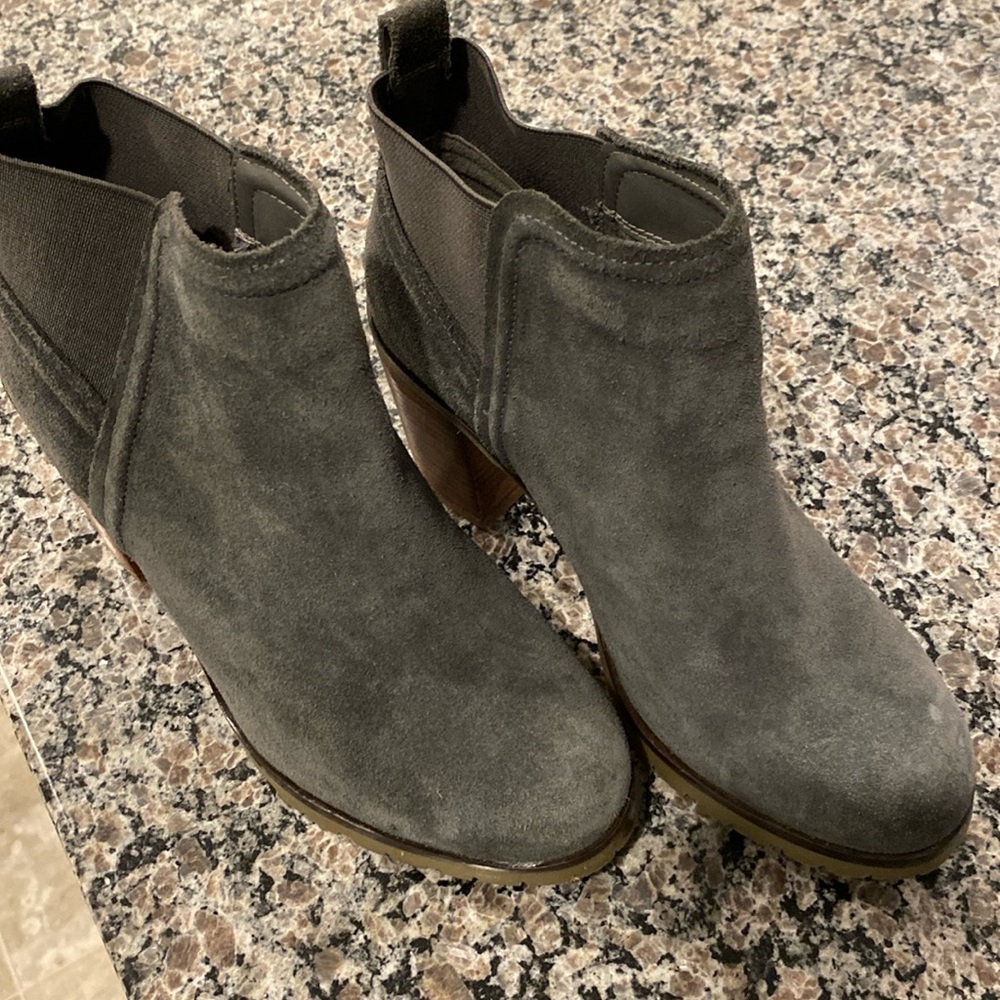 Gently worn pull on ankle boots. Only worn a few times.